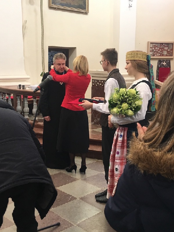 Trakų rajono Garbės piliečio apdovanojimo įteikimas klebonui Jonui Varaneckui